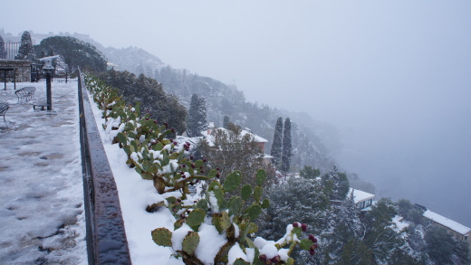 シチリア島タオルミーナ Taormina 雪景色