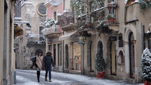 シチリア島タオルミーナ Taormina 雪景色